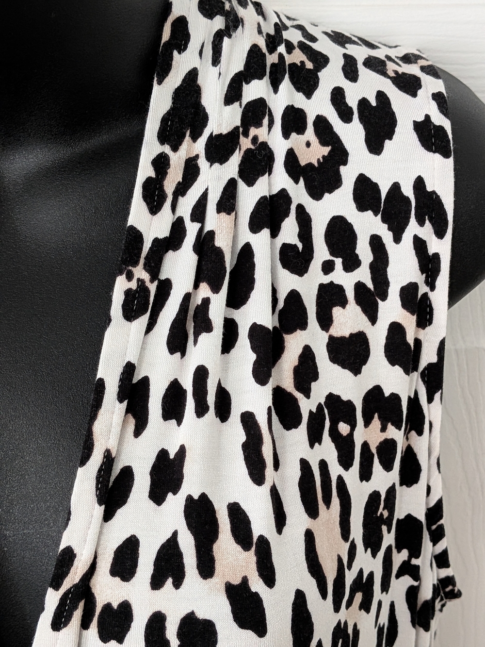 White House Black Market Black and White Leopard Print Sleeveless Surplice Top - Picture 3 of 7